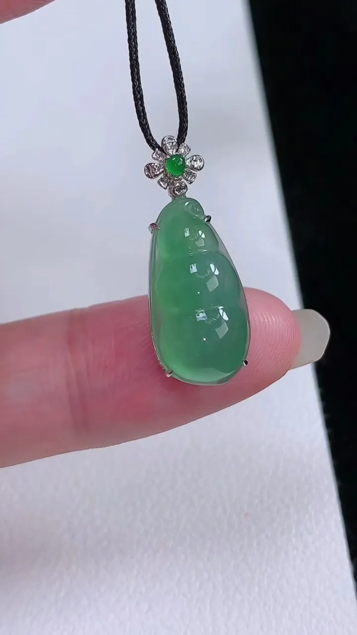 天然A货翡翠福豆吊坠，尺寸23.7-18-9.7-7，重量:2.09g
8月23日