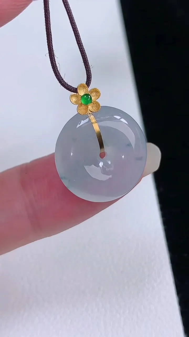 天然A货翡翠18k金飘花平安扣吊坠，尺寸16.8-4.8，重量:3.50g
8月23日