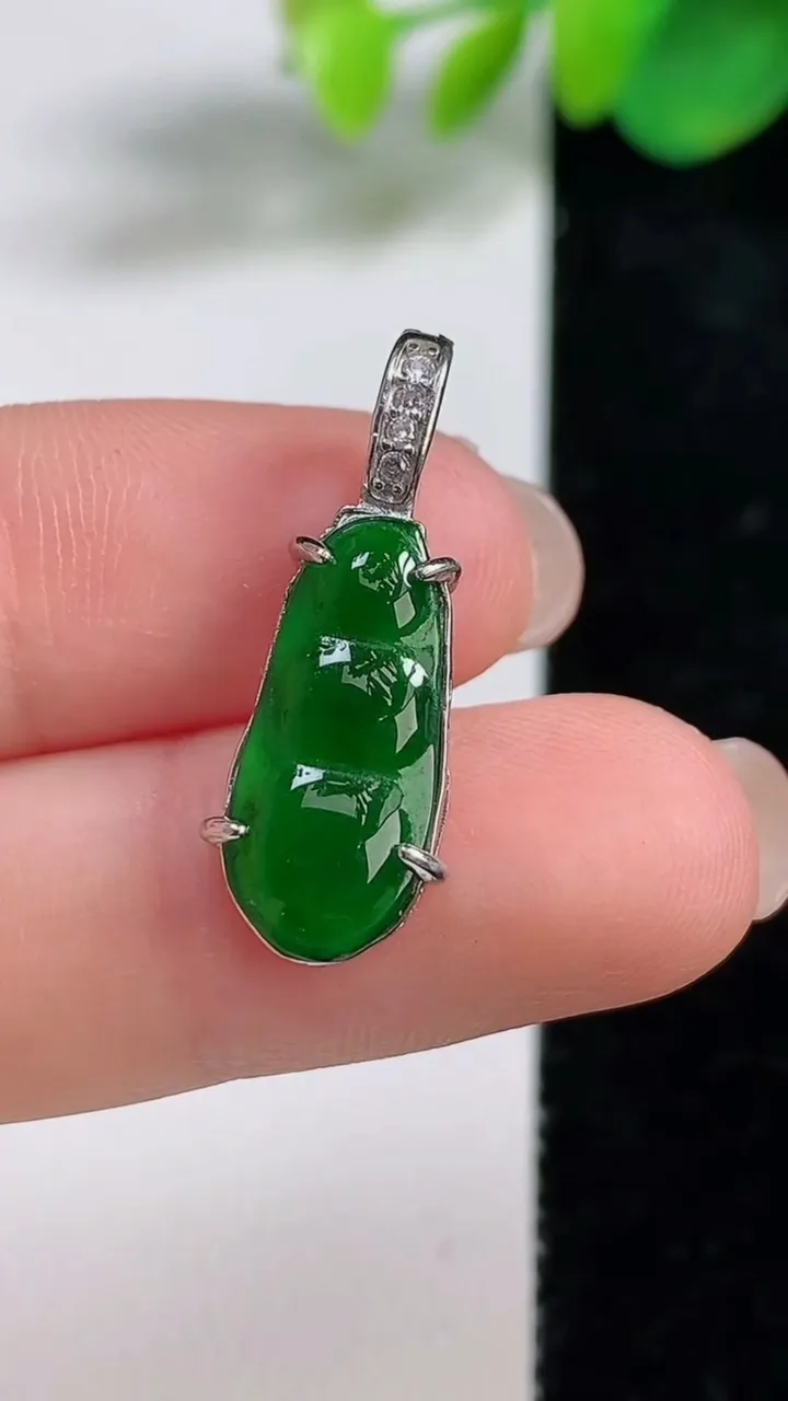 天然A货翡翠福豆吊坠，尺寸18.3-8.3-3.5，重量:1.45g
8月23日
