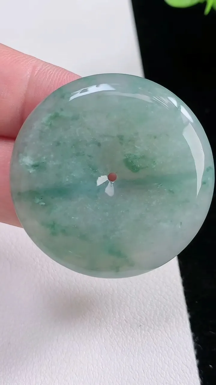 天然A货翡翠飘花平安扣吊坠，尺寸38.5-5.5，重:18.22g
8月23日