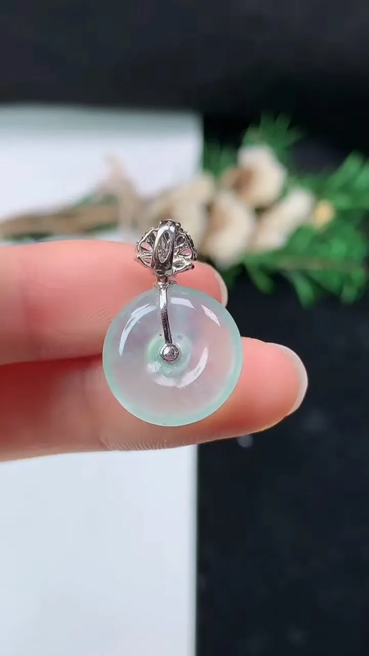 天然A货翡翠白冰平安扣吊坠，尺寸15.7-5.4，重量:3.23g
8月23日