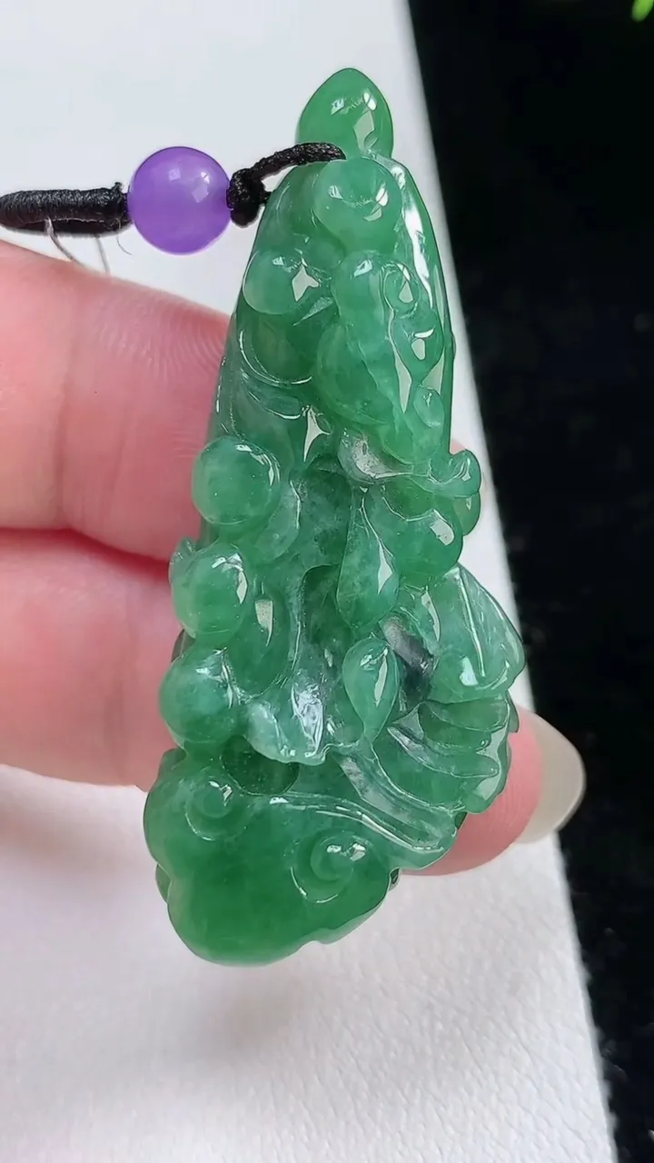 天然A货翡翠白菜吊坠，尺寸52-21.3-11，重: 16.41g
8月23日