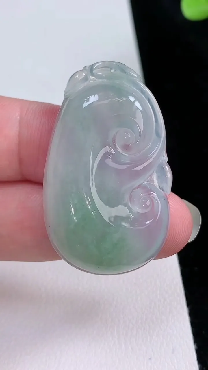 天然A货翡翠如意吊坠，尺寸41.5-25-5.2，重量:9.96g
8月23日