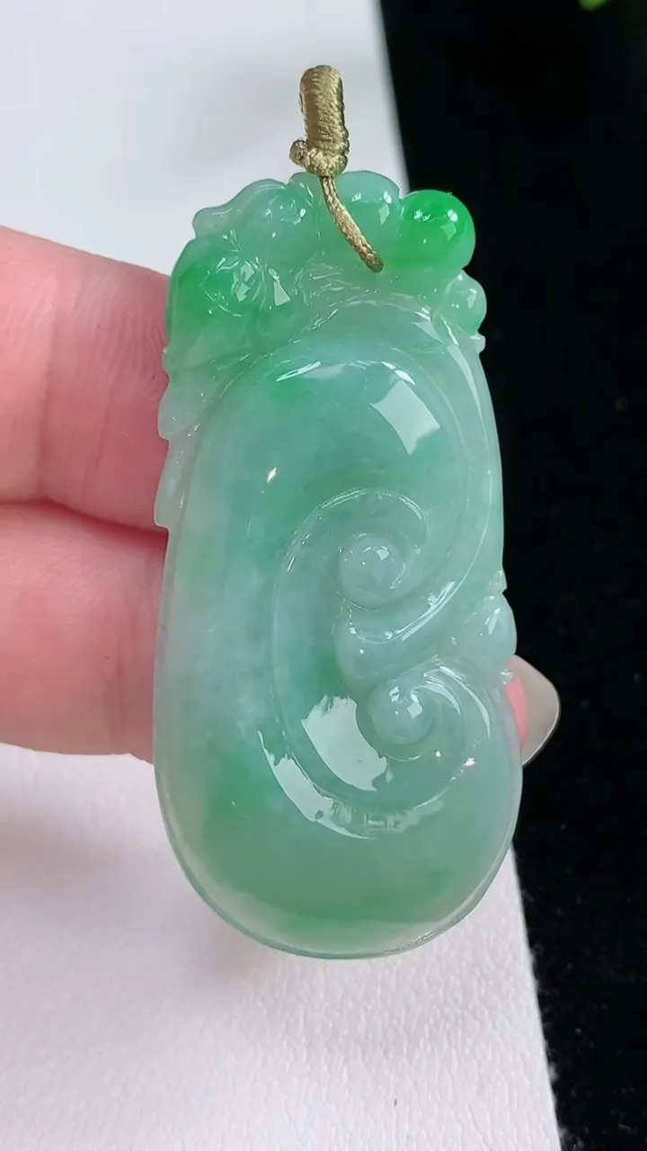 天然A货翡翠如意吊坠，尺寸50-23.8-5.3，重量:12.86g
8月23日