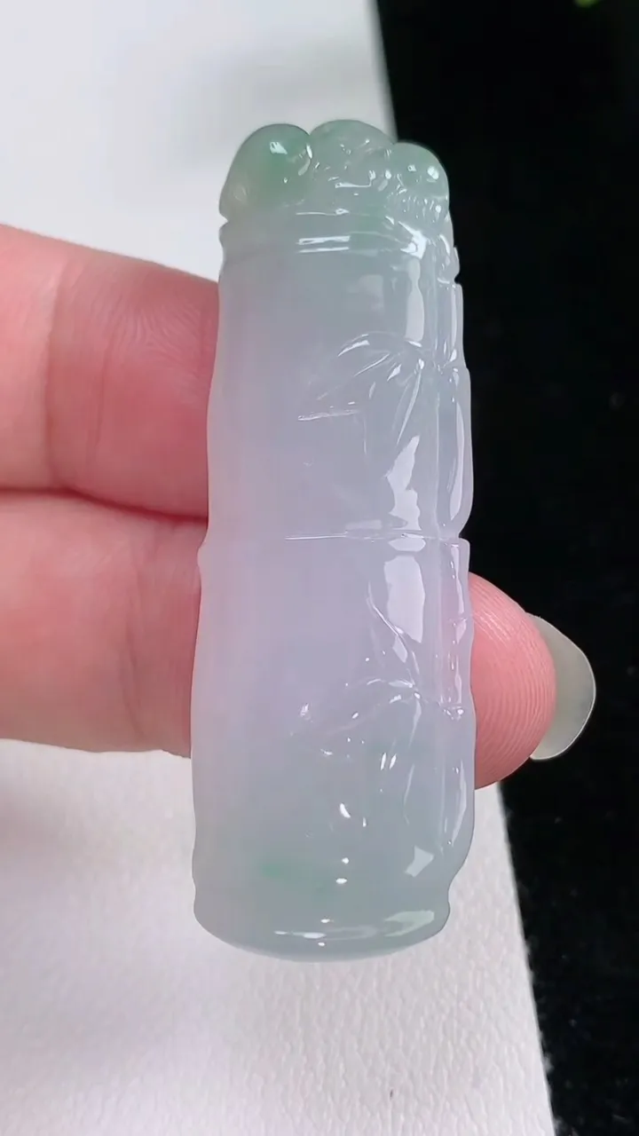 天然A货翡翠节节高升 竹节吊坠，尺寸52.2-17.5-4.8，重量:11.35g
8月23日