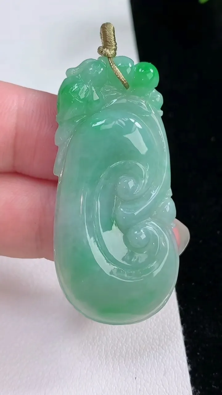 天然A货翡翠如意吊坠，尺寸50-23.8-5.3，重量:12.86g
8月23日
