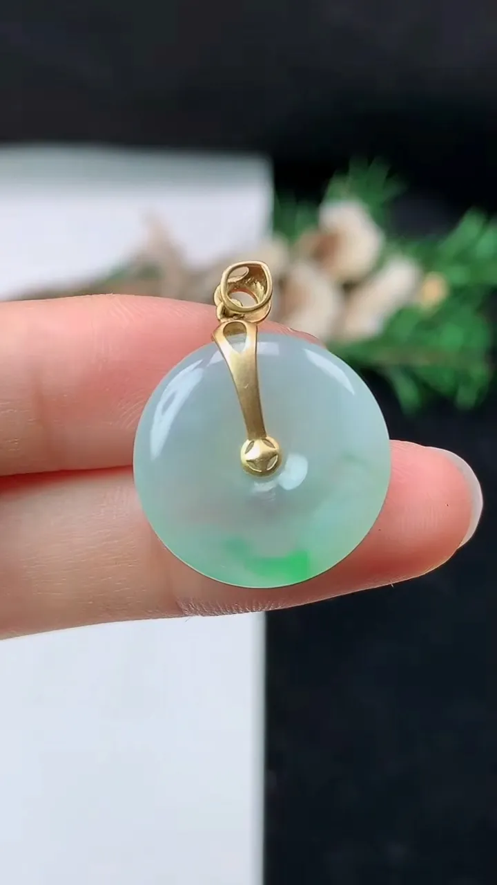 天然A货翡翠平安扣吊坠，尺寸19.4-3.7，重量:3.37g
8月23日