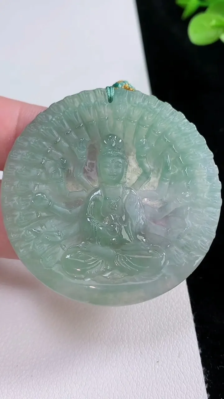 天然A货翡翠千手观音吊坠，尺寸49-4.3，重量:22.87g
8月23日