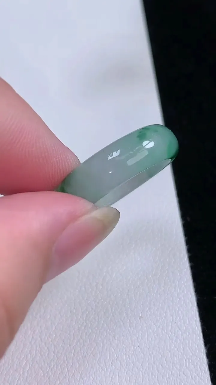 天然A货翡翠戒指指环，尺寸18.5-6.5-3，重量:3.87g2025年8月23日
工厂直销收藏佳品,种好水足，色泽均匀，有种有色，上手高大气！