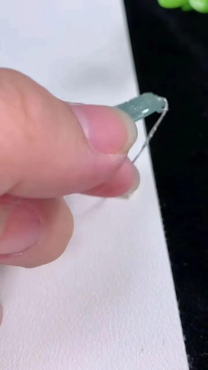 天然A货翡翠大势至观音菩萨吊坠，尺寸65.6-28-5，重量:18.65g
8月23日