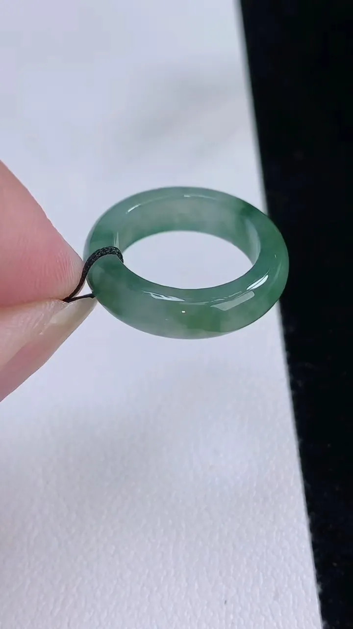 天然A货翡翠飘花戒指指环，尺寸15.4-5-2.7，重量:2.79g2025年8月23日
工厂直销收藏佳品,种好水足，色泽均匀，有种有色，上手高大气！
