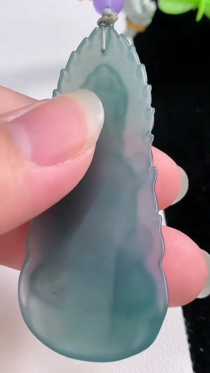 天然A货翡翠蓝水观音菩萨吊坠，尺寸63-29-5.8，重:18.39g
8月23日