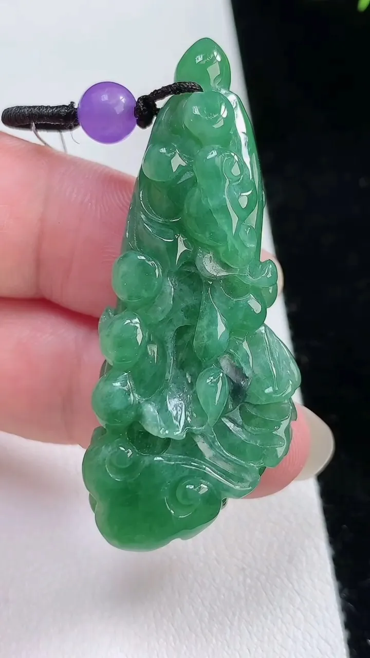 天然A货翡翠白菜吊坠，尺寸52-21.3-11，重: 16.41g
8月23日