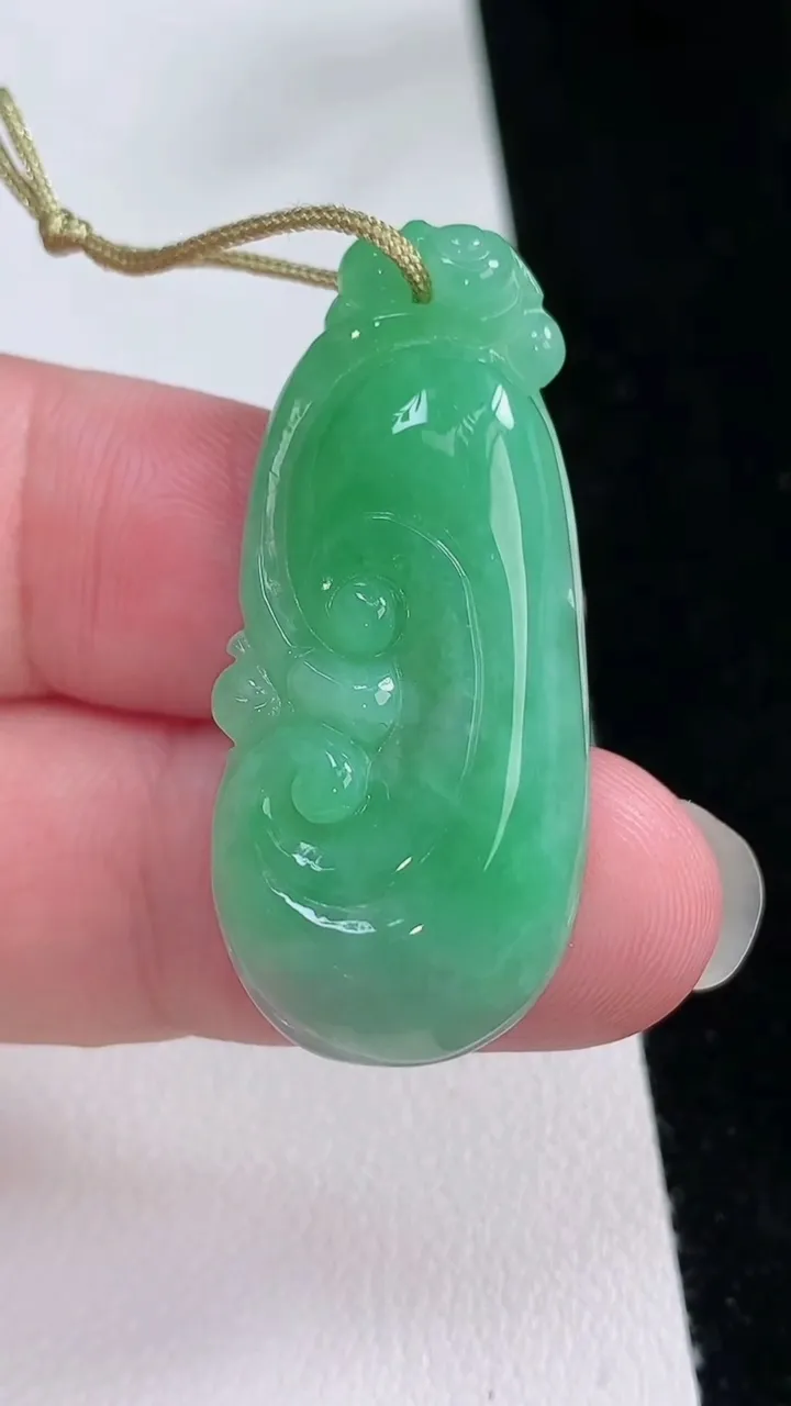 天然A货翡翠如意吊坠，尺寸39.5-17.7-6，重量:7.19g
8月23日