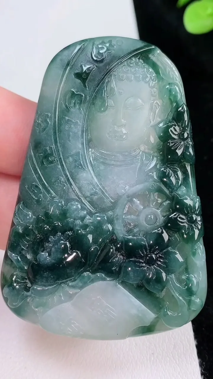 天然A货翡翠飘花佛头吊坠，尺寸63.2-43.8-5.2，重量:31.17g
8月23日