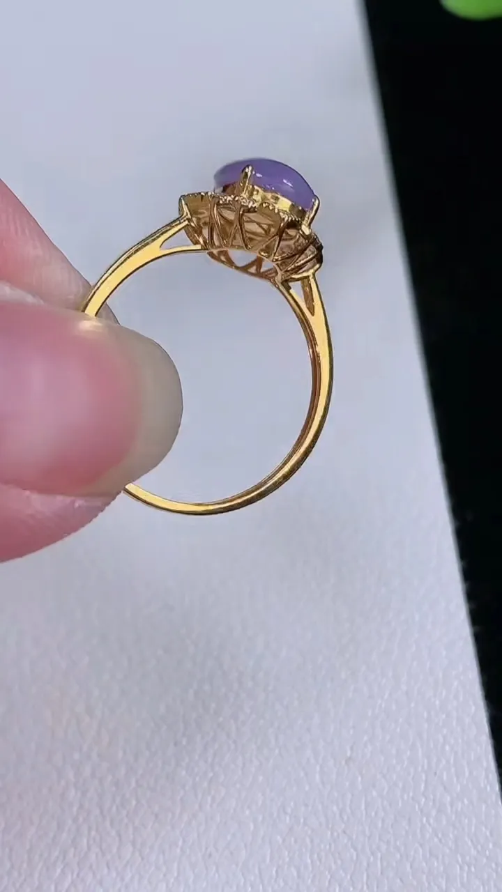 天然A货翡翠18k金紫罗兰蛋面戒指，尺寸17.4-7.3，重量:1.90g2025年8月23日
工厂直销收藏佳品,种好水足，色泽均匀，有种有色，上手高大气！