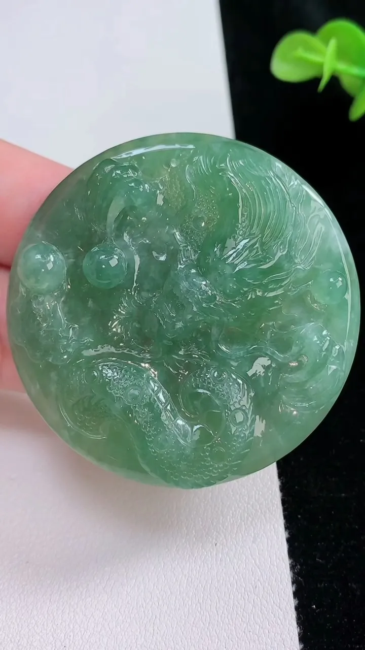 天然A货翡翠龙牌吊坠，尺寸51.4-8.4，重量:28.05g
8月23日