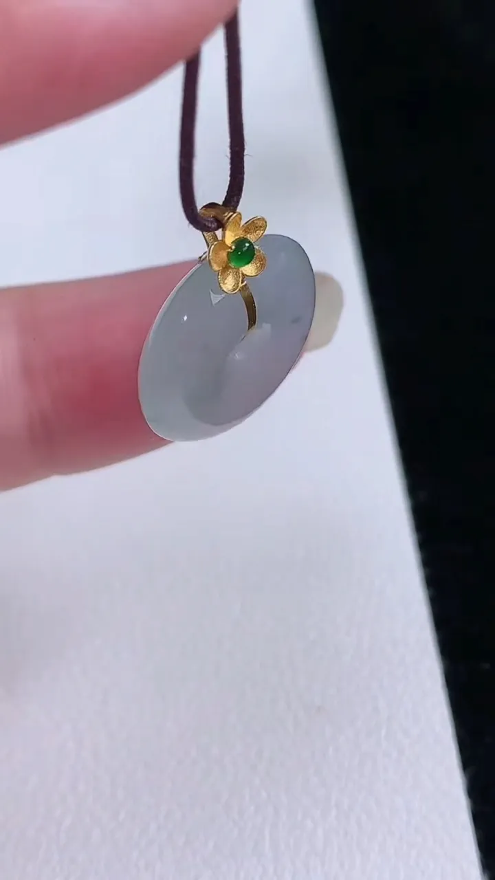 天然A货翡翠18k金飘花平安扣吊坠，尺寸16.8-4.8，重量:3.50g
8月23日