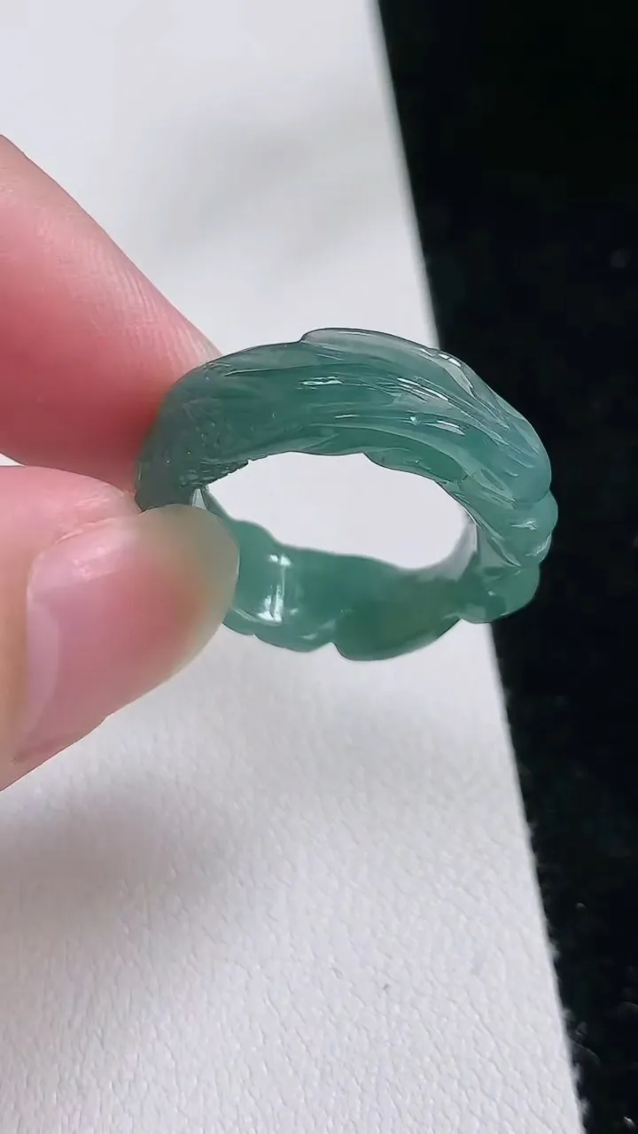天然A货翡翠蓝水祥龙指环戒指，尺寸17.2，重:4.60g2025年8月23日
工厂直销收藏佳品,种好水足，色泽均匀，有种有色，上手高大气！