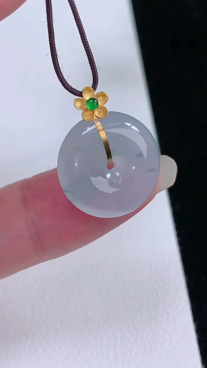 天然A货翡翠18k金飘花平安扣吊坠，尺寸16.8-4.8，重量:3.50g
8月23日