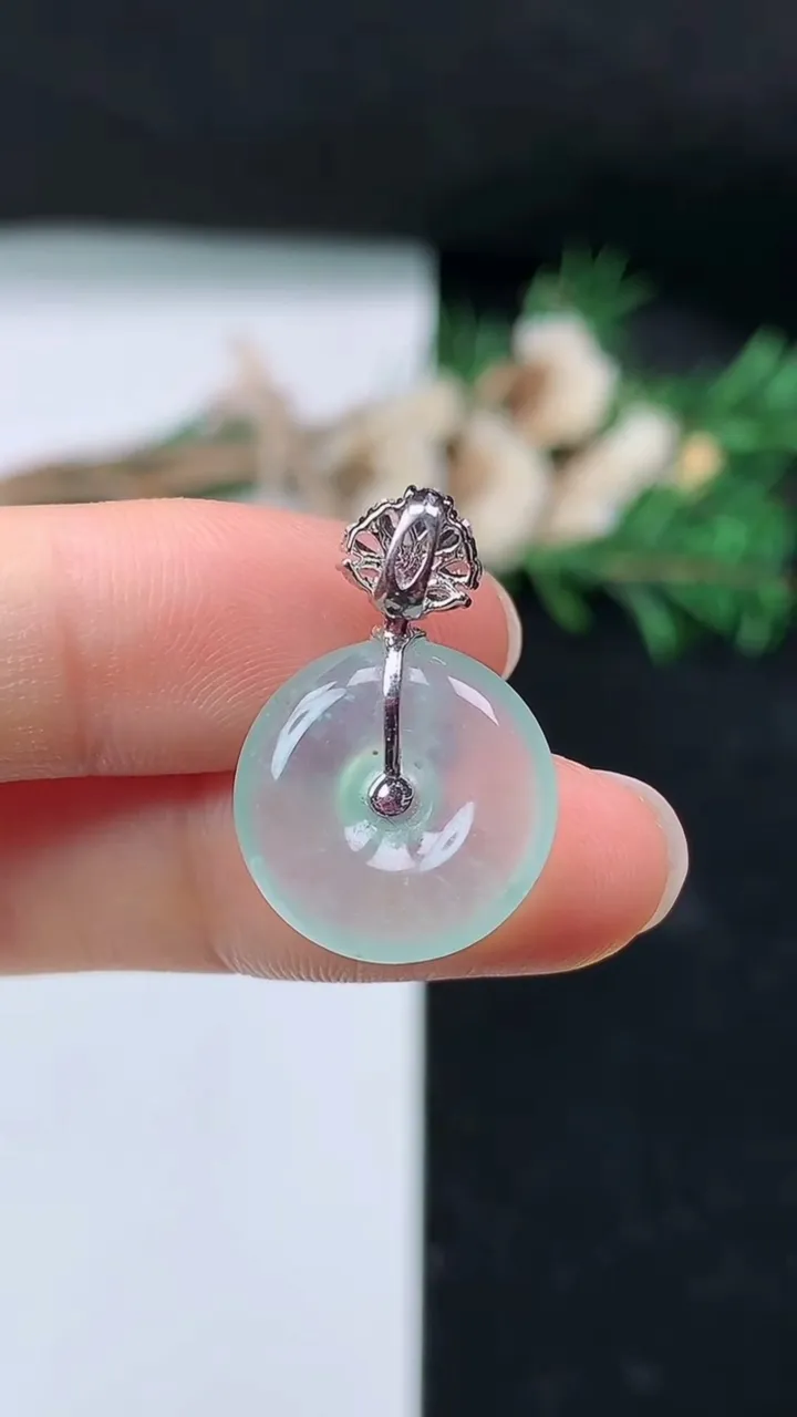 天然A货翡翠白冰平安扣吊坠，尺寸15.7-5.4，重量:3.23g
8月23日