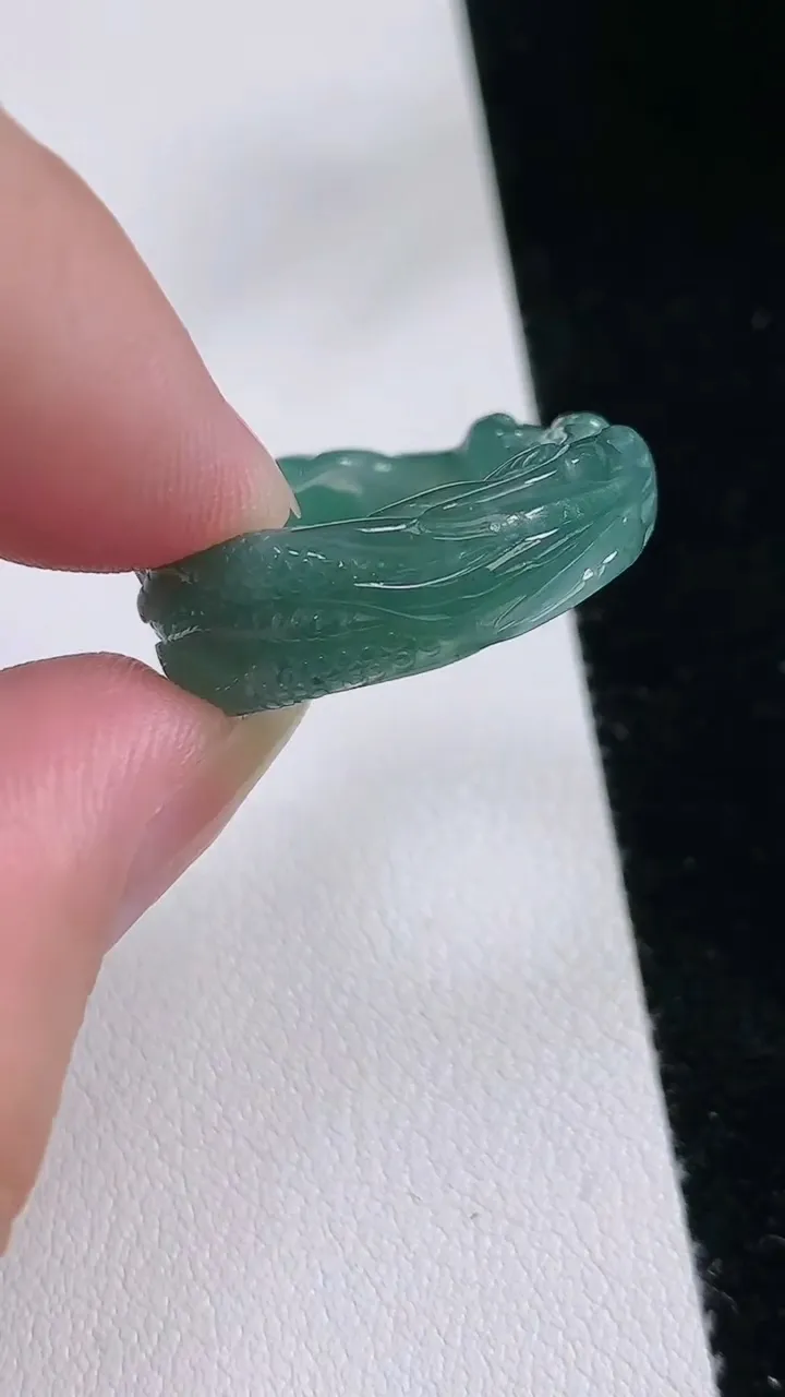 天然A货翡翠蓝水祥龙指环戒指，尺寸17.2，重:4.60g2025年8月23日
工厂直销收藏佳品,种好水足，色泽均匀，有种有色，上手高大气！