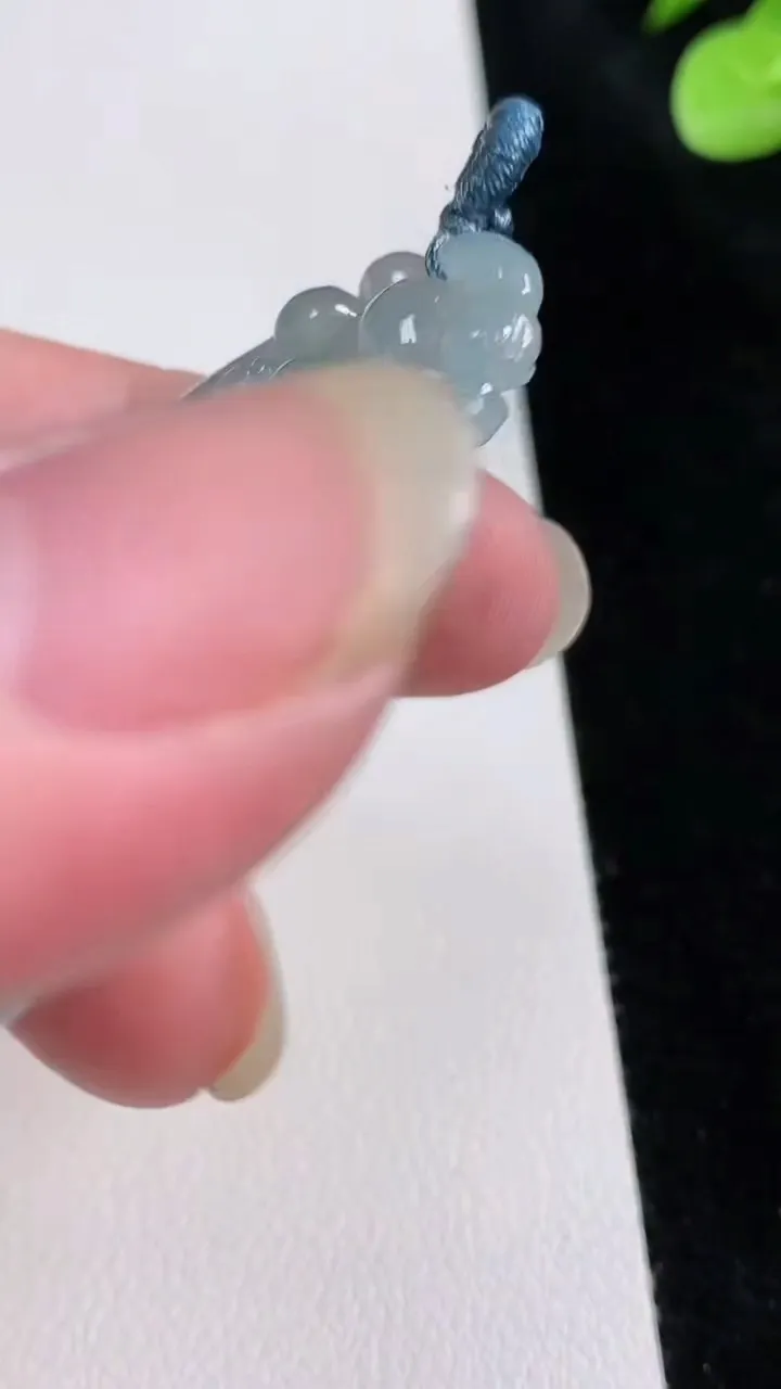 天然A货翡翠葫芦吊坠，尺寸53.8-28.6-5.5，重量:15.87g
8月23日