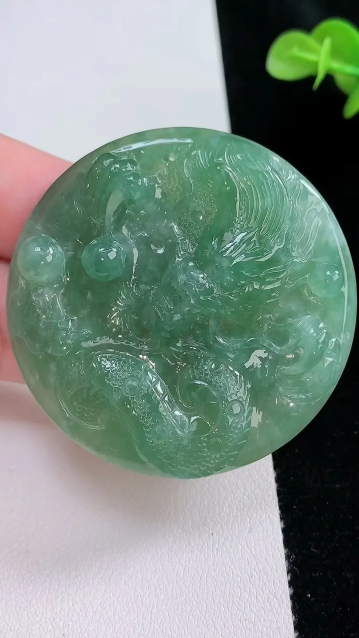 天然A货翡翠龙牌吊坠，尺寸51.4-8.4，重量:28.05g
8月23日