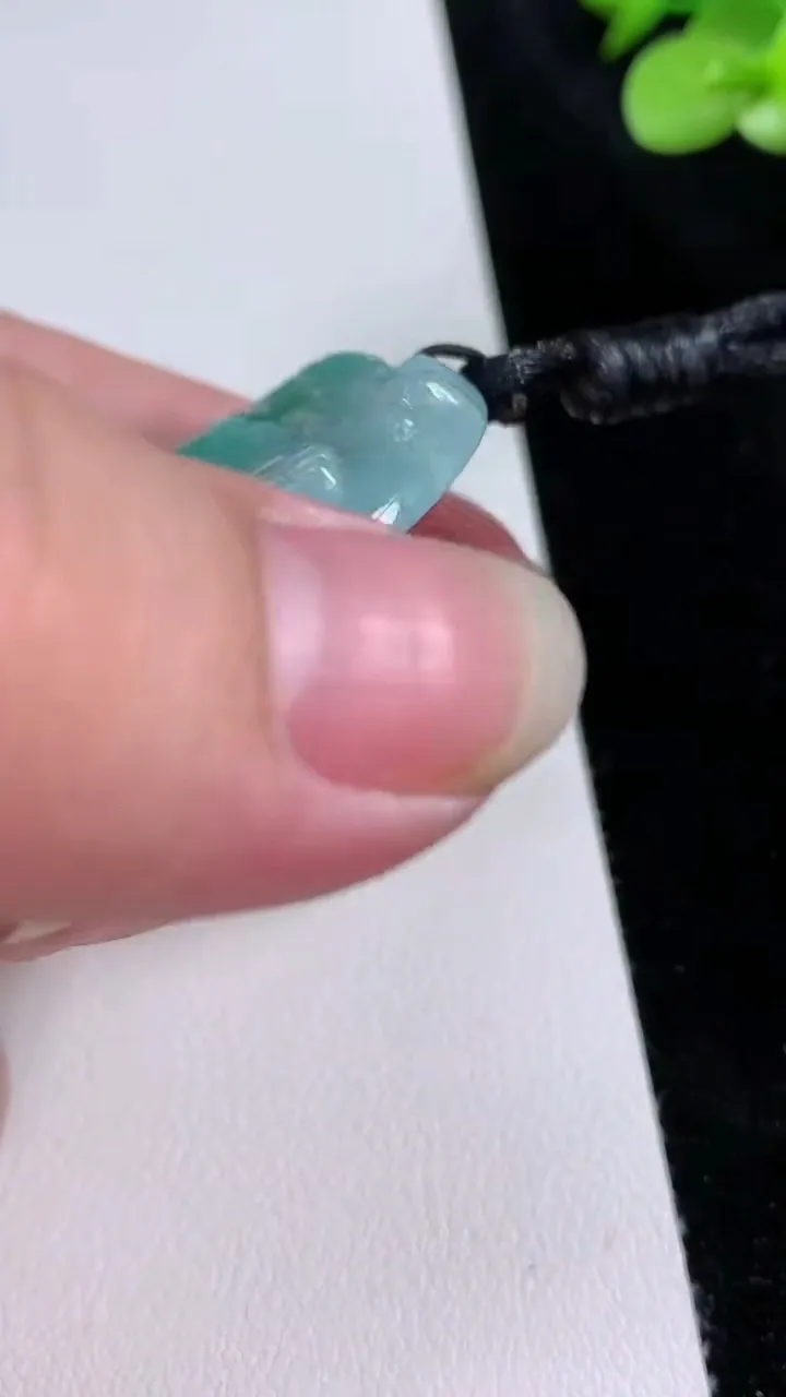 天然A货翡翠生肖狗吊坠，尺寸52-46-5，重量:23.88g
8月23日