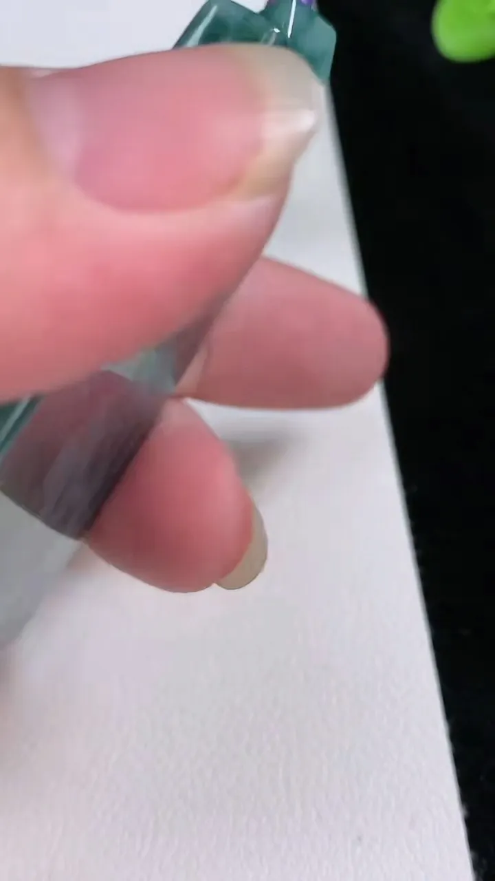 天然A货翡翠飘花无事牌吊坠，尺寸53.5-43-5.5，重量:42.90g
8月23日