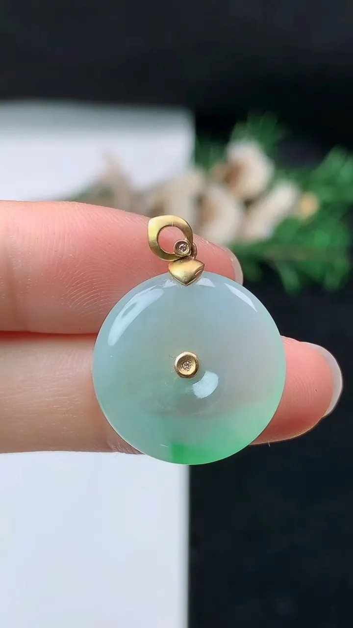 天然A货翡翠平安扣吊坠，尺寸19.4-3.7，重量:3.37g
8月23日