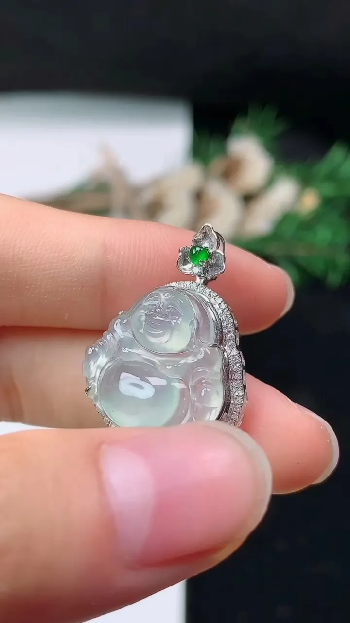 天然A货翡翠白冰佛公吊坠，尺寸26.3-20-8.8，裸石16.9-17.7，重量:3.25g
8月23日