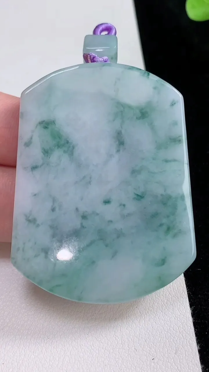 天然A货翡翠飘花无事牌吊坠，尺寸54.7-42-5.4，重量:37.40g
8月23日