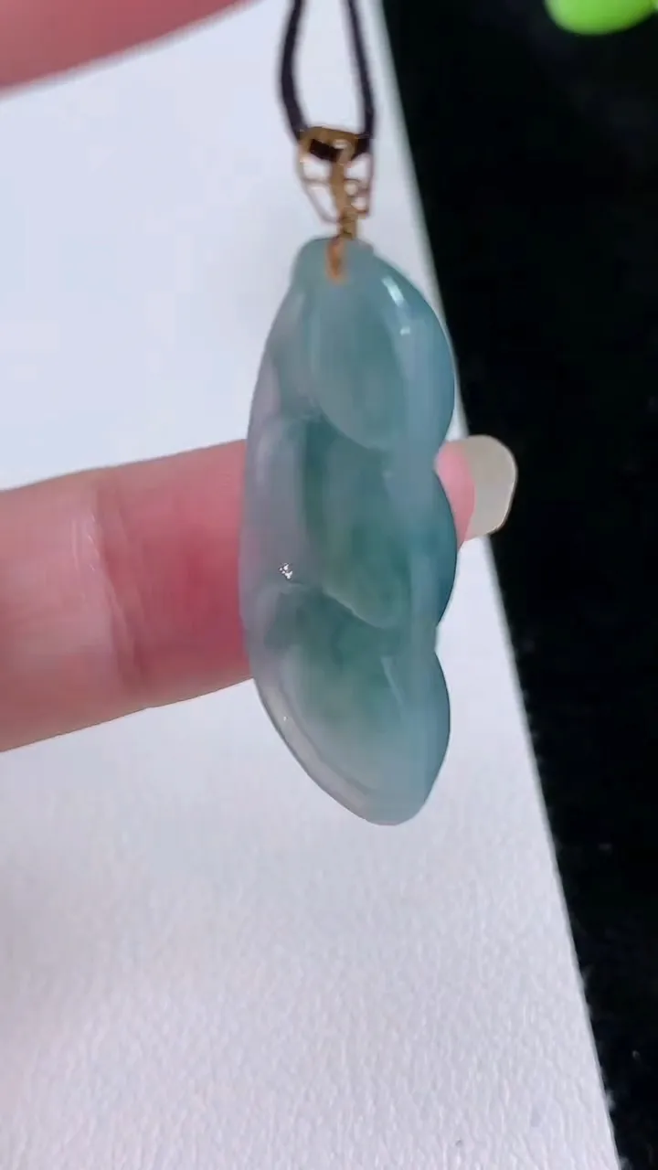 天然A货翡翠18k金飘花福豆吊坠，尺寸36.3-15.7-5.6，重量:5.50g
8月23日