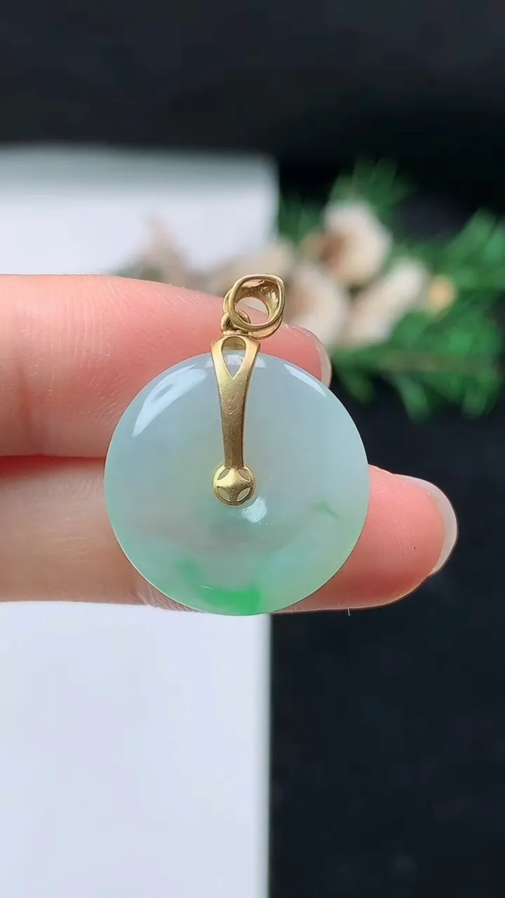 天然A货翡翠平安扣吊坠，尺寸19.4-3.7，重量:3.37g
8月23日