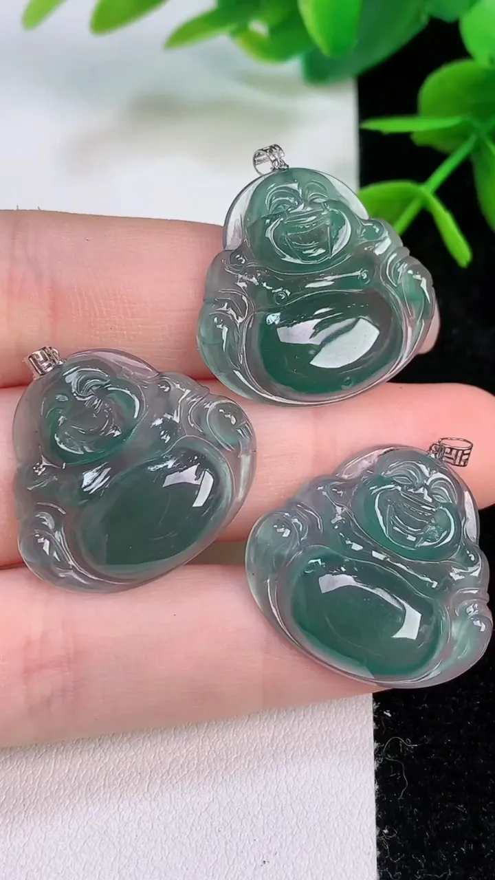 天然A货翡翠种蓝水佛公吊坠一手，尺寸22.3-24.4-3.7，重量:10.46g
8月23日
