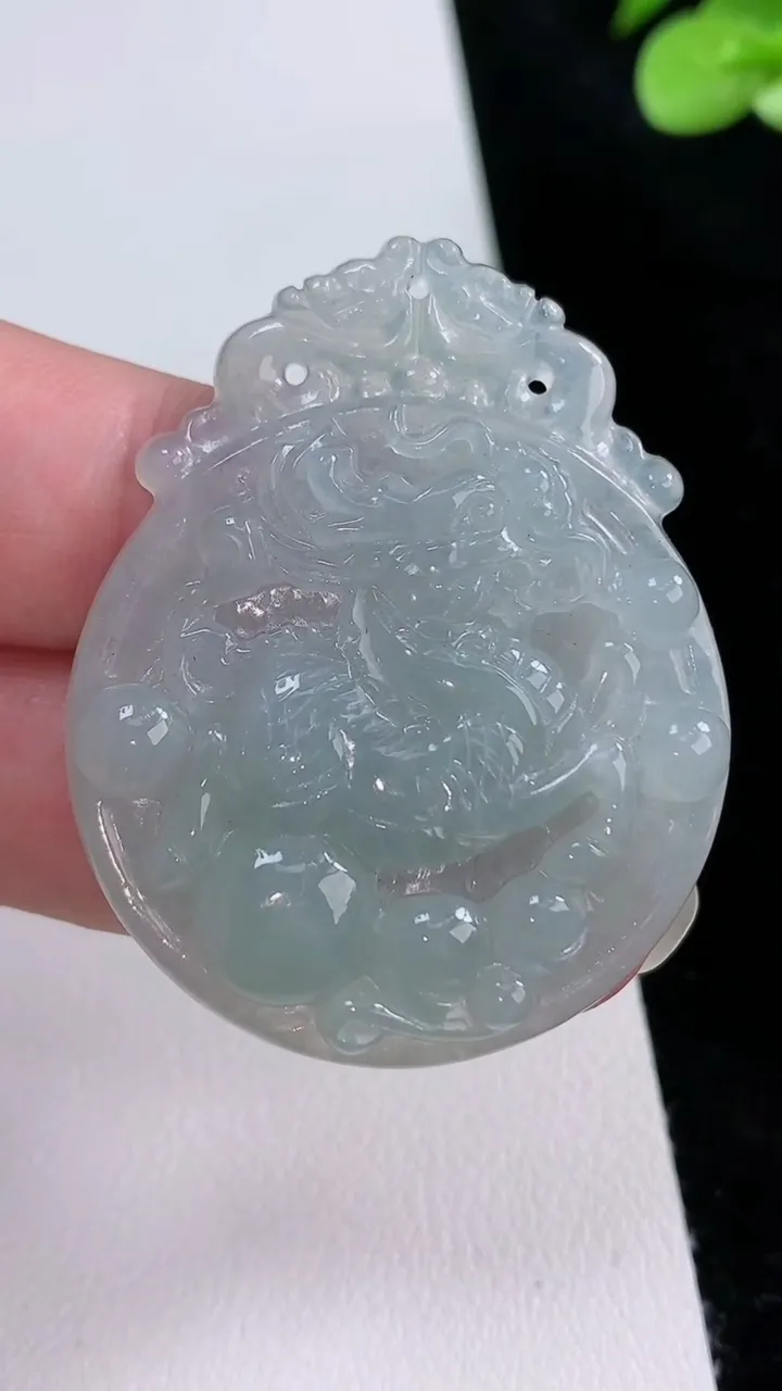 天然A货翡翠麒麟吊坠，尺寸45.4-36.4-5.8，重量:17.15g
8月23日