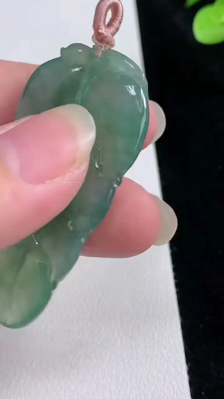 天然A货翡翠金枝玉叶 叶子吊坠，尺寸53-25-5.8，重量:16.00g
8月23日