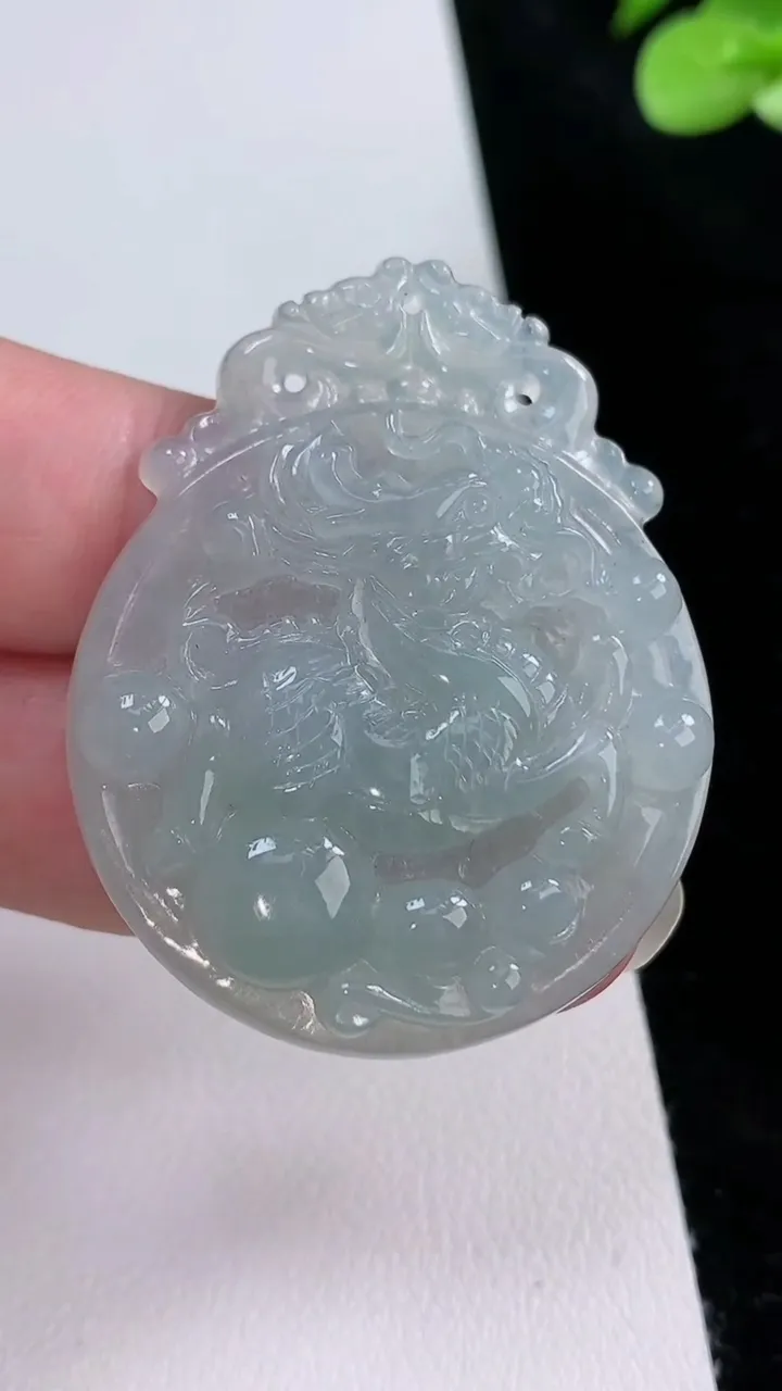 天然A货翡翠麒麟吊坠，尺寸45.4-36.4-5.8，重量:17.15g
8月23日