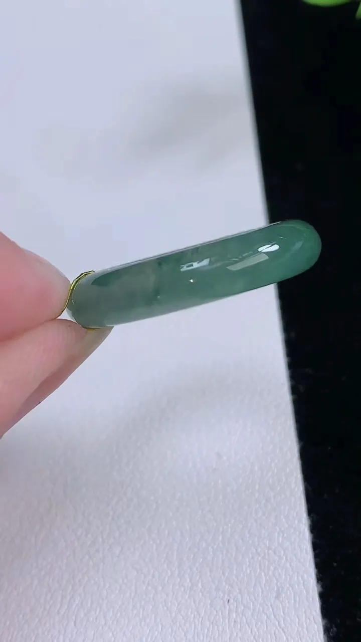 天然A货翡翠戒指指环，尺寸21.5-5.4-3.4，重量:4.64g2025年8月23日
工厂直销收藏佳品,种好水足，色泽均匀，有种有色，上手高大气！