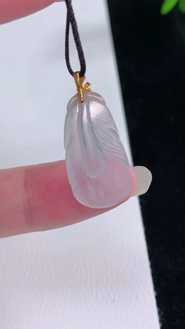 天然A货翡翠种白冰羽毛吊坠，尺寸23.3-12.6-2.2，重量:1.49g
8月23日