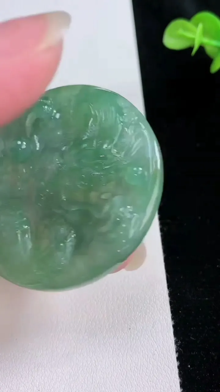 天然A货翡翠龙牌吊坠，尺寸51.4-8.4，重量:28.05g
8月23日