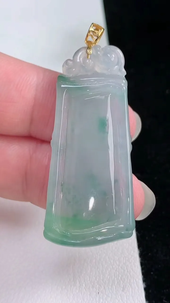 天然A货翡翠18k金飘花节节高升 竹节吊坠，尺寸42.6-19.2-5.4，重量:9.58g
8月23日
