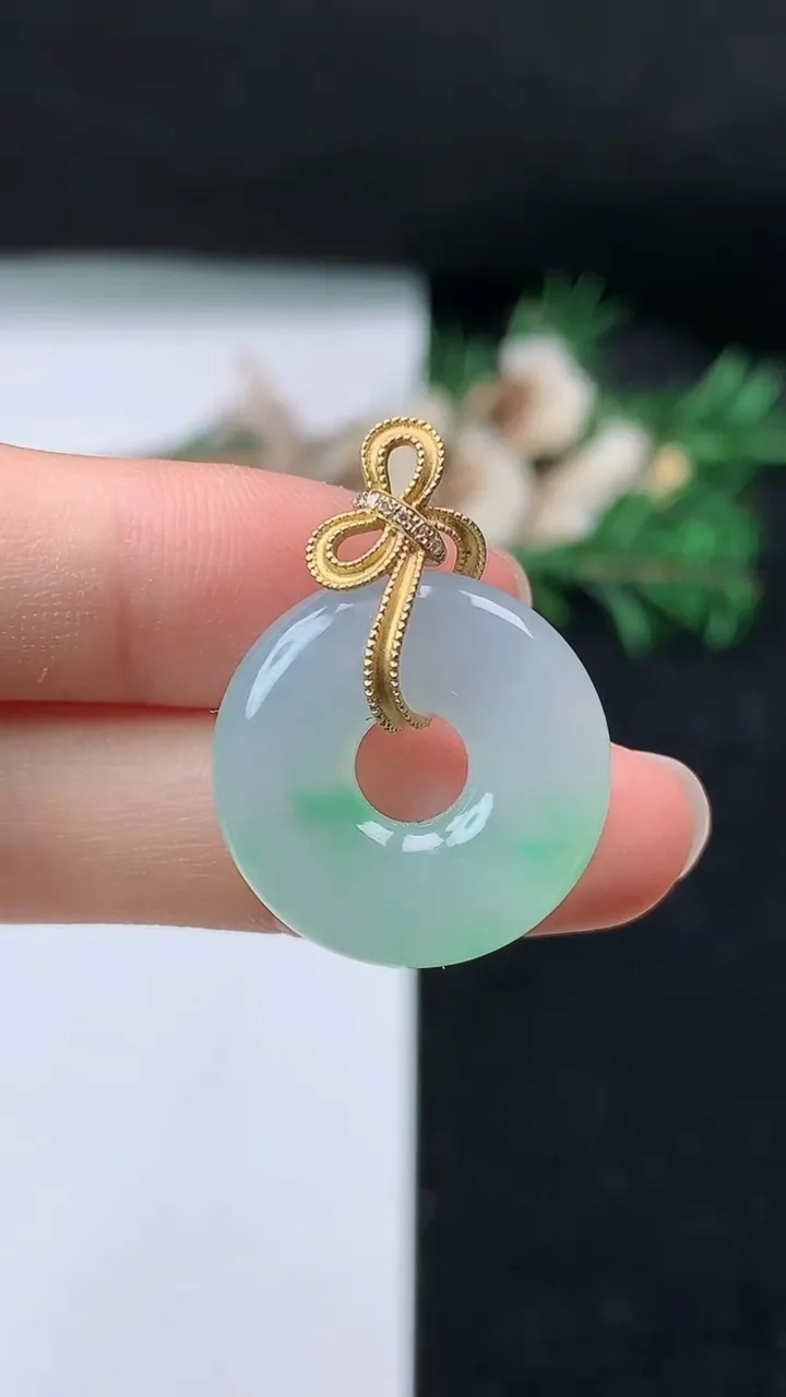 天然A货翡翠平安环吊坠，尺寸21.5-6.2，重量:6.67g
8月23日