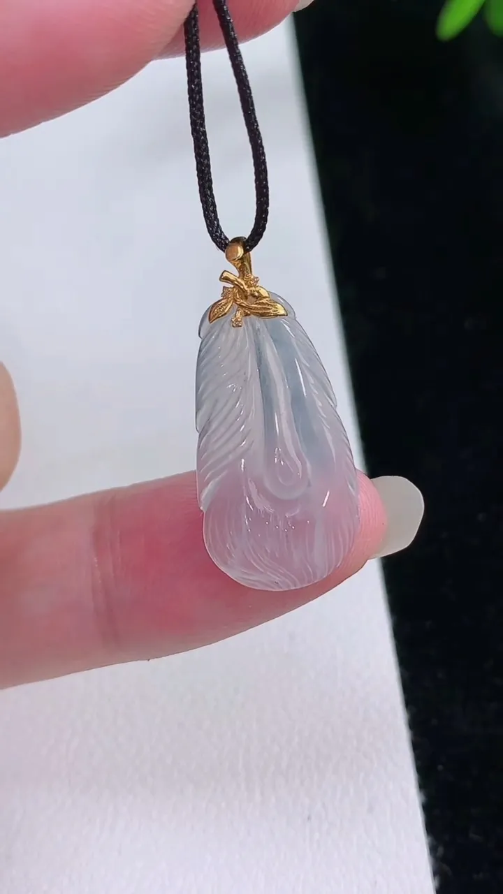 天然A货翡翠种白冰羽毛吊坠，尺寸23.3-12.6-2.2，重量:1.49g
8月23日