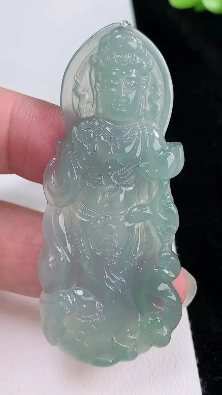 天然A货翡翠大势至观音菩萨吊坠，尺寸65.6-28-5，重量:18.65g
8月23日