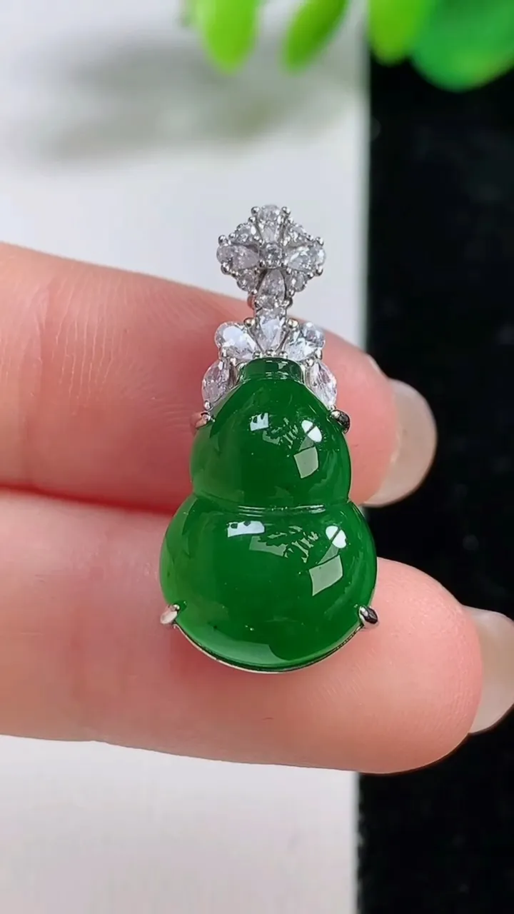 天然A货翡翠葫芦吊坠，尺寸27.6-18-12.6-8.4，重量:4.29g
8月23日