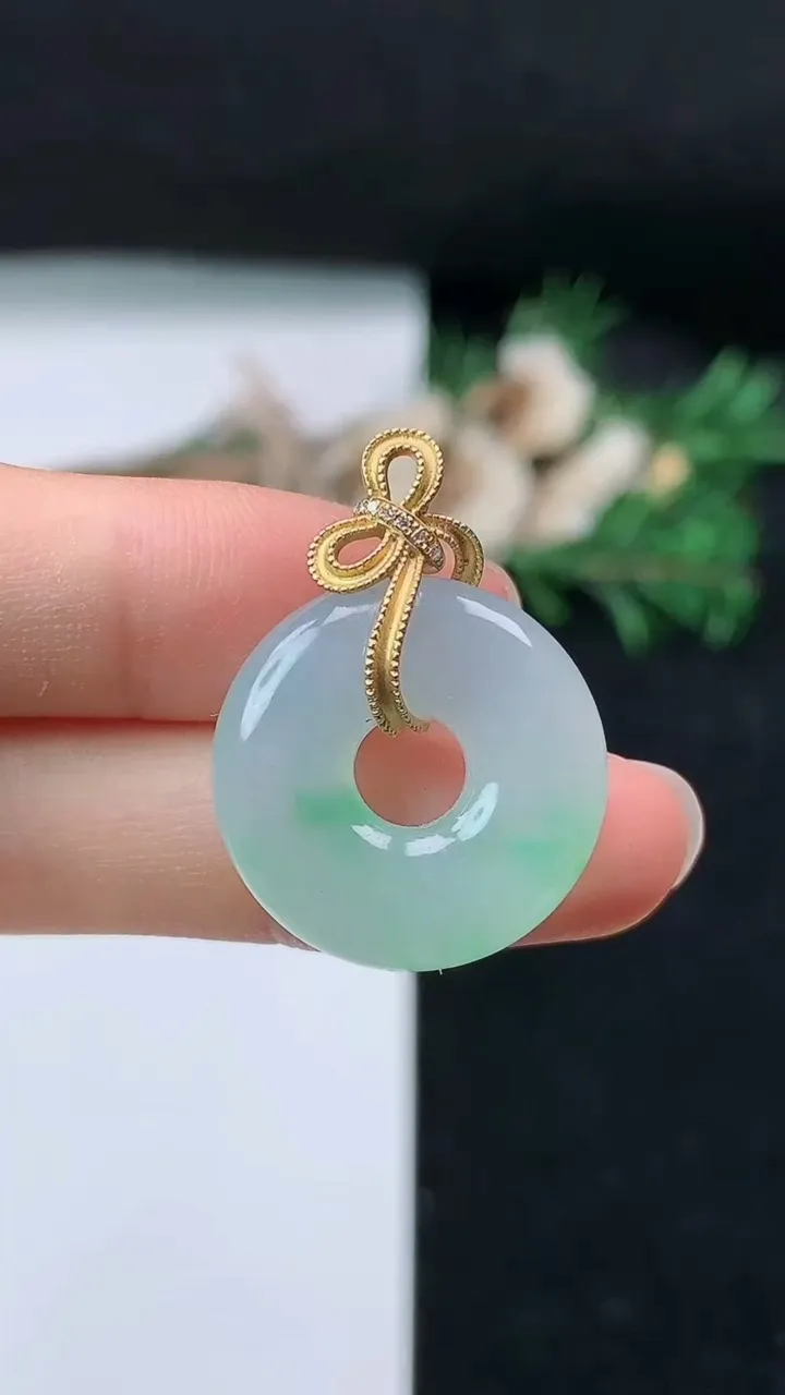 天然A货翡翠平安环吊坠，尺寸21.5-6.2，重量:6.67g
8月23日
