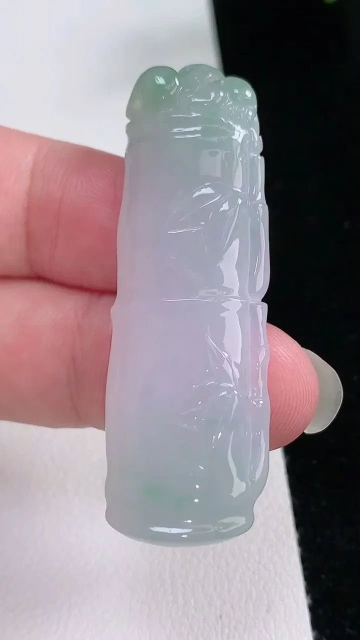 天然A货翡翠节节高升 竹节吊坠，尺寸52.2-17.5-4.8，重量:11.35g
8月23日