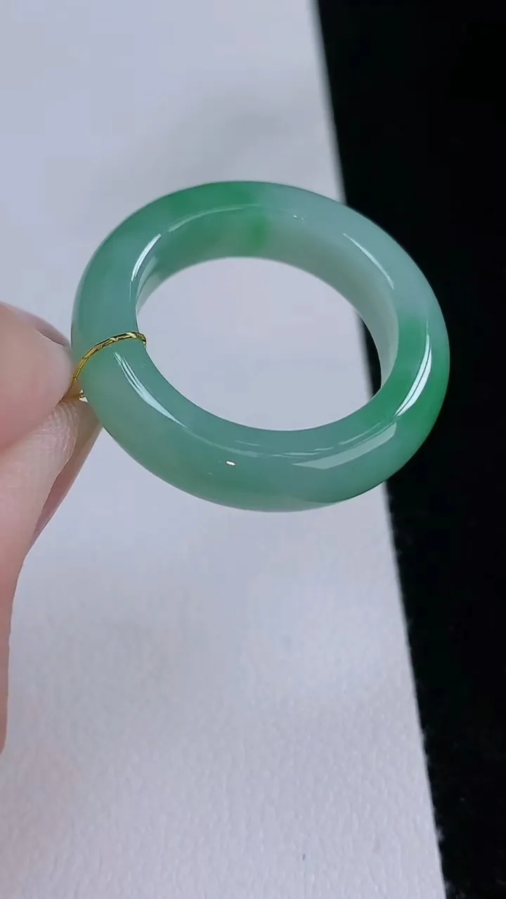 天然A货翡翠戒指指环，尺寸19-6-3.8，重量:5.49g2025年8月24日
工厂直销收藏佳品,种好水足，色泽均匀，有种有色，上手高大气！